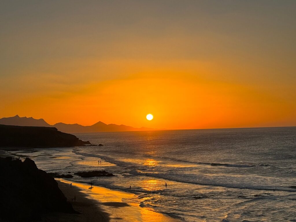 Sonnenuntergang über dem Atlantik an der felsigen Westküste Fuerteventuras