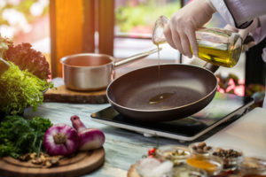 Pfanne beim Braten mit Olivenöl