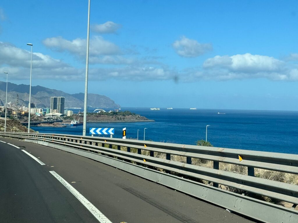 Blick von der Küstenstraße auf Santa Cruz de Tenerife mit Auditorio, Hochhäusern und Atlantik